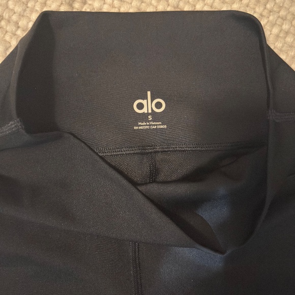NEW Black ALO Yoga Athletic Shorts SZ Small - Picture 2 of 2